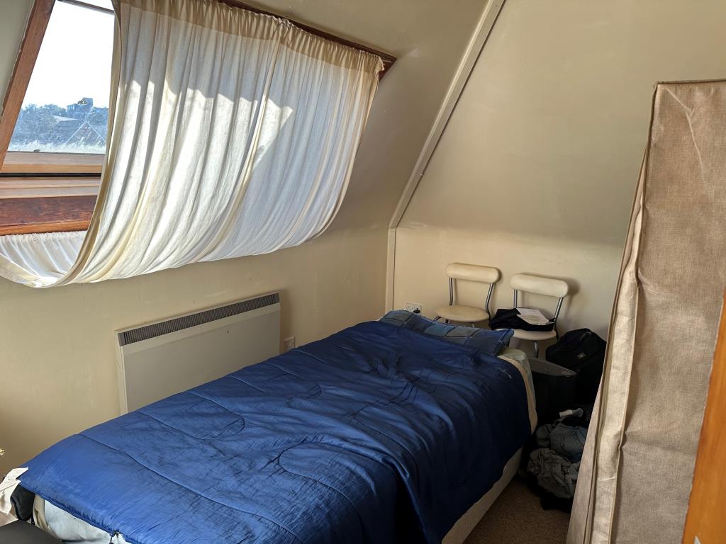 Lot: 138 - FREEHOLD BLOCK OF FLATS FOR INVESTMENT - Flat F - Bedroom